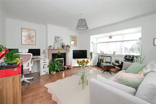 Central Avenue, Baildon, BD17, photo 2