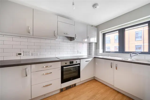 Highfield Avenue, Newbury, RG14, photo 1
