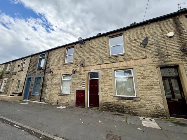 Queen Victoria Road, Burnley, photo 1
