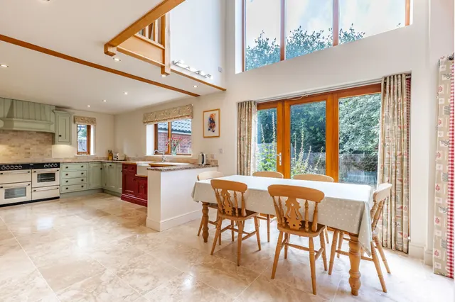 Beautifully Appointed Detached Proper, photo 3