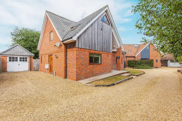 Beautifully Appointed Detached Proper, photo 2