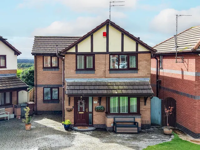 Harland Way, Rochdale OL12 7GQ, photo 1