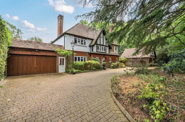 Photo 3 — Avenue Road, Farnborough, Hampshire, GU14 7BW