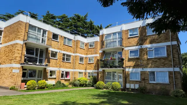 Village Road, Enfield, EN1, photo 1