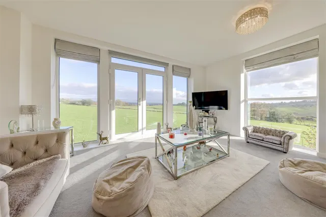 Bleaklow Court, Hawkshaw, photo 3