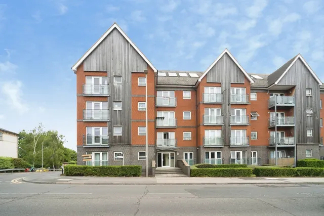 Watling Street, Bletchley, Milton Keynes, Buckinghamshire, MK2, photo 1