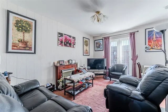 Lady Park Court, Leeds, LS17, photo 2