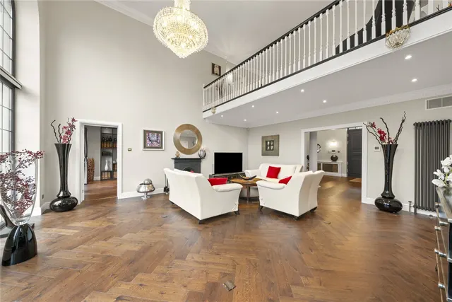 East Road, St George's Hill, KT13, photo 3