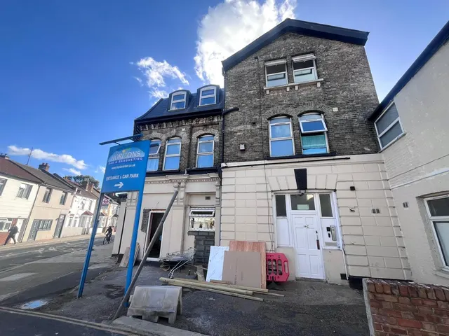 flat, Whitton Road, Hounslow, TW3