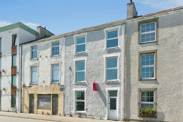 Stanley Crescent, Holyhead, photo 1