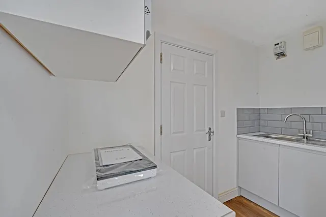 The Grove, Greenford, UB6, photo 2