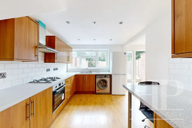 Priors Walk, Crawley, RH10, photo 2