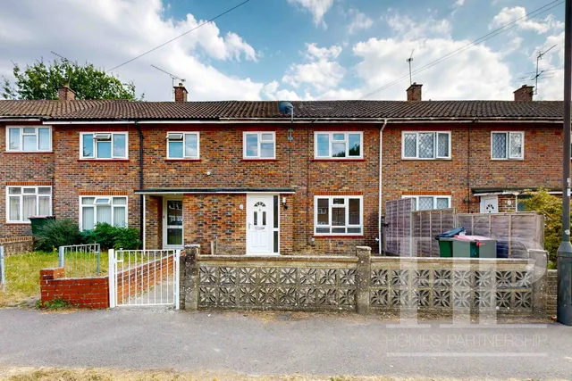 Priors Walk, Crawley, RH10, photo 1
