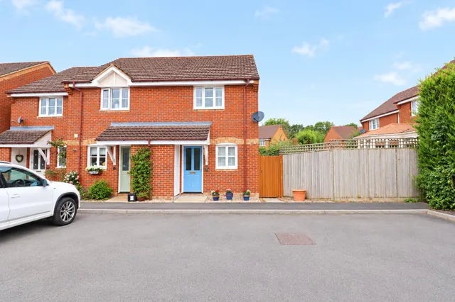 Pawmers Mead, Church Crookham, Fleet, Hampshire, GU52 6DN, photo 1
