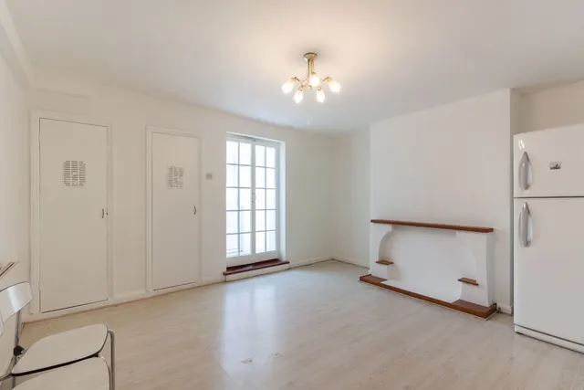 Photo 2 — 207 Askew Road, London