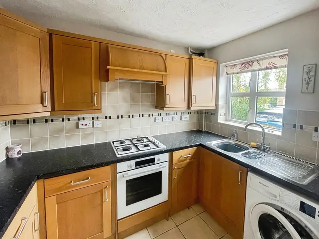Photo 3 — Oak Close, Basingstoke, Hampshire, RG21 4PF