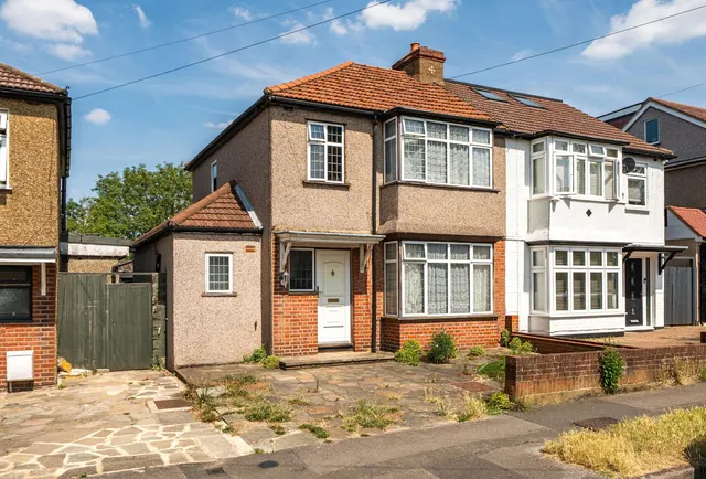 Lavender Avenue, Worcester Park, KT4 8RR, photo 1