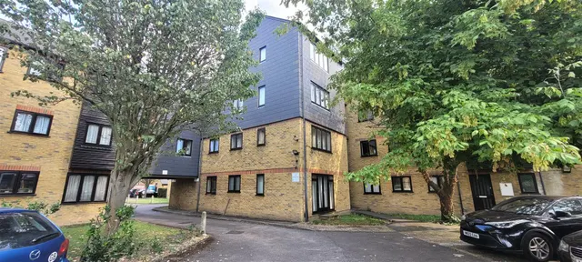 Greenford Avenue, Hanwell, photo 1