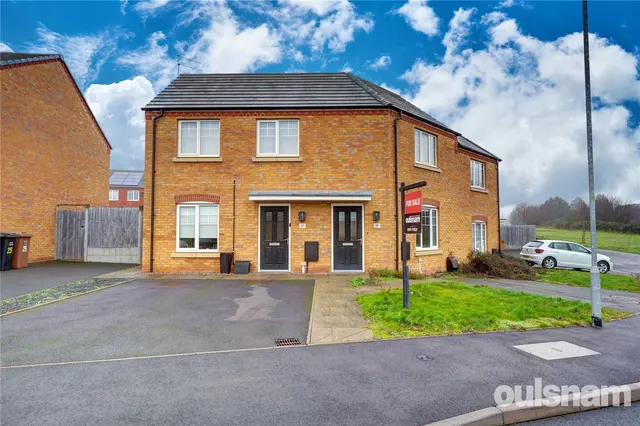Photo 2 — Bluebell Close, Droitwich, Worcestershire, WR9 7TJ