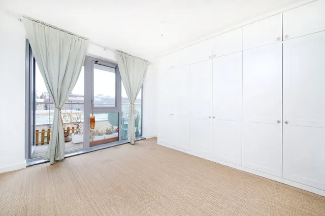 Chatfield Road, London, SW11, photo 2