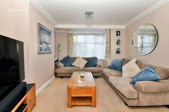Walsingham Gardens, Stoneleigh, KT19, photo 3