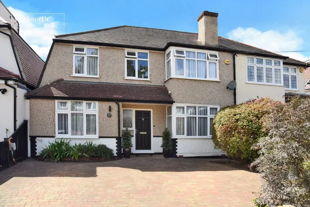 Walsingham Gardens, Stoneleigh, KT19, photo 1