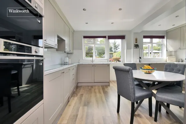 Walsingham Gardens, Stoneleigh, KT19, photo 2