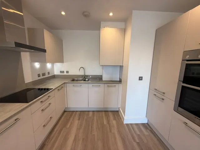 565 London Road, Isleworth, photo 1