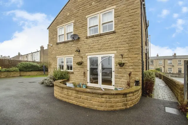 Halifax Road, Liversedge, WF15, photo 1