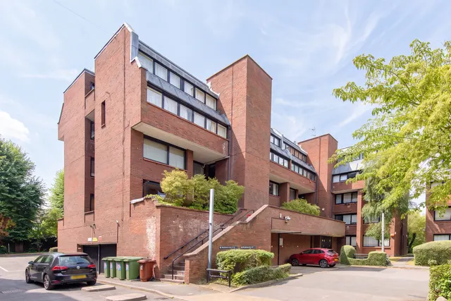 81 Britten Close, London, photo 1