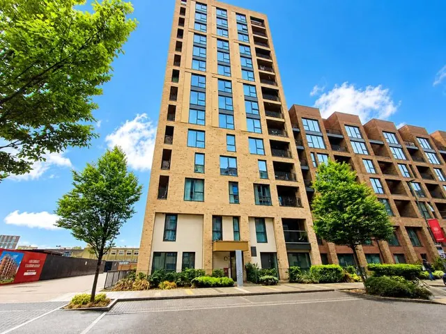 Lismore Boulevard, London, NW9, photo 1