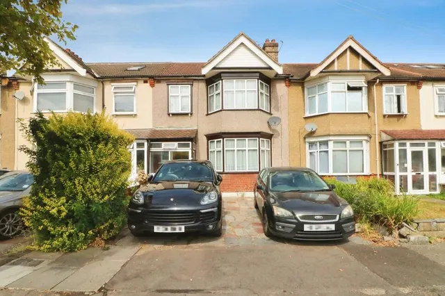 4 bedroom house — St. Edmunds Road, Ilford, IG1