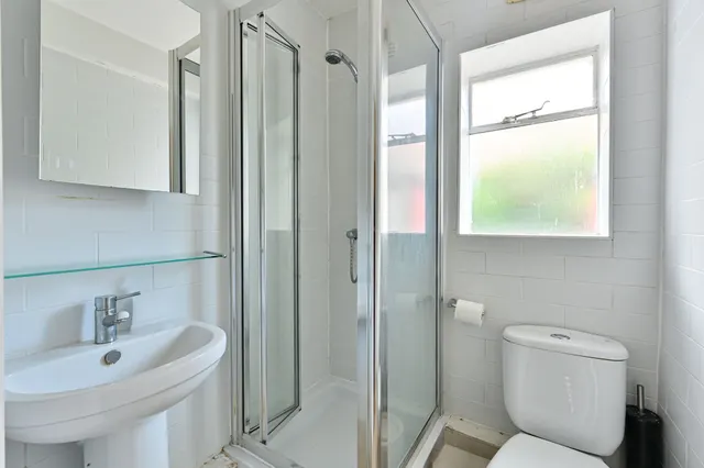 Photo 3 — 32b Cedarne Road, London
