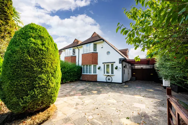 84 Motspur Park, New Malden, photo 1