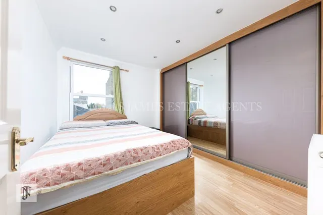 High Street, London, N14, photo 3