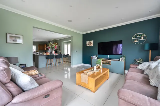 Acres, Semi-Rural Ditton, photo 3