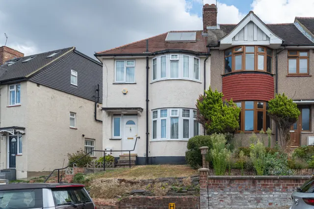 99 Ankerdine Crescent, London, photo 1