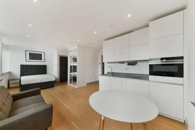 High Road, London, N12, photo 3