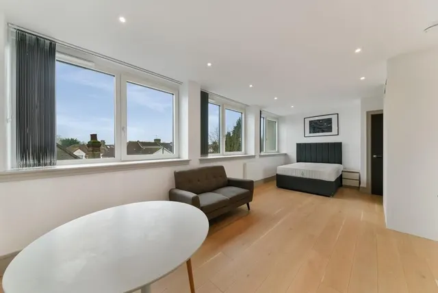High Road, London, N12, photo 1