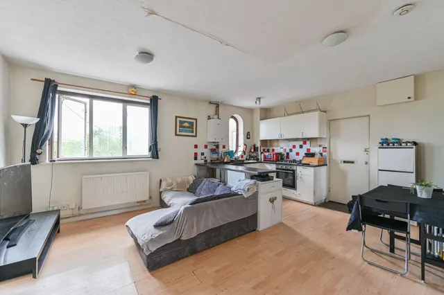 Photo 3 — Flat 11, Claire Court, 23 Commonside West, Mitcham