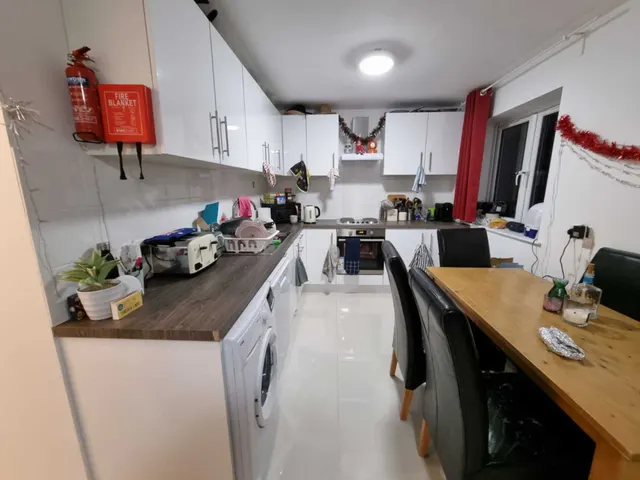 Photo 3 — Foxburrows Avenue, Guildford, GU2 8HZ