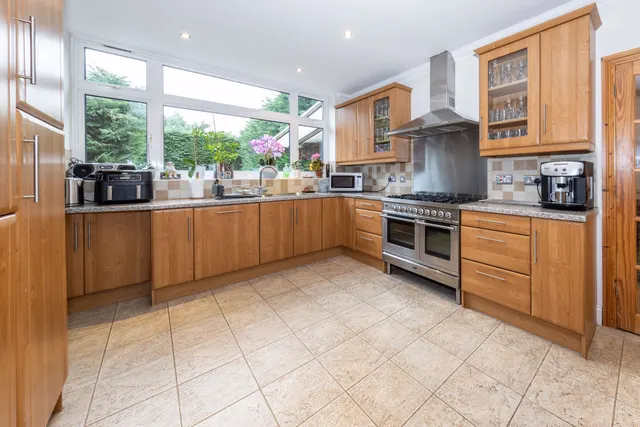 Hillcrest Avenue, Edgware, HA8, photo 3
