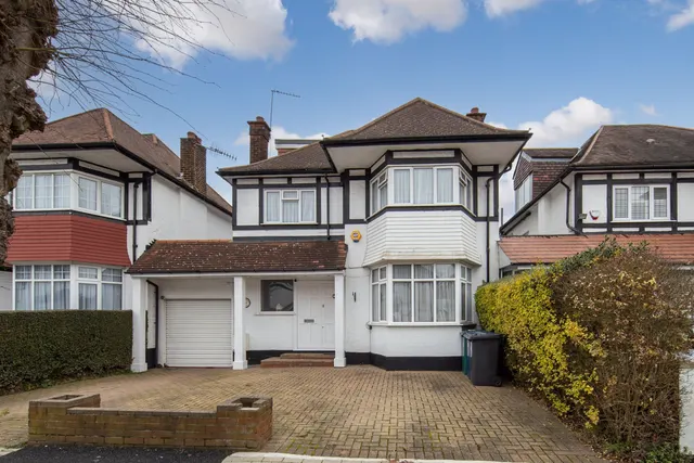 Hillcrest Avenue, Edgware, HA8, photo 2