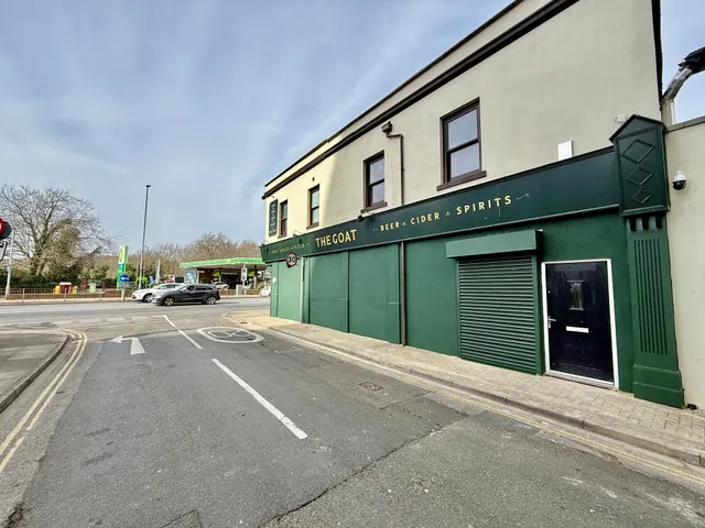 2 bedroom flat — Commercial Road, PORTSMOUTH
