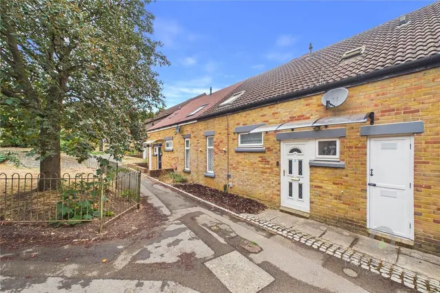 3 bedroom house — Axe Head Road, Northampton, Northamptonshire, NN4
