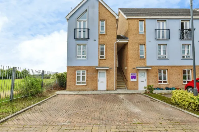 Pitcairn Avenue, LINCOLN, photo 1