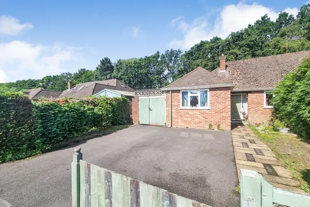 Wentworth Crescent, Ash Vale, Guildford, Surrey, GU12 5LQ, photo 1