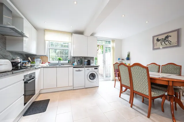 Photo 3 — 17 Lorian Close, London