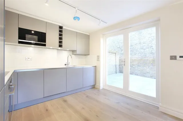 Clapham Common North Side, Battersea, SW4, photo 1