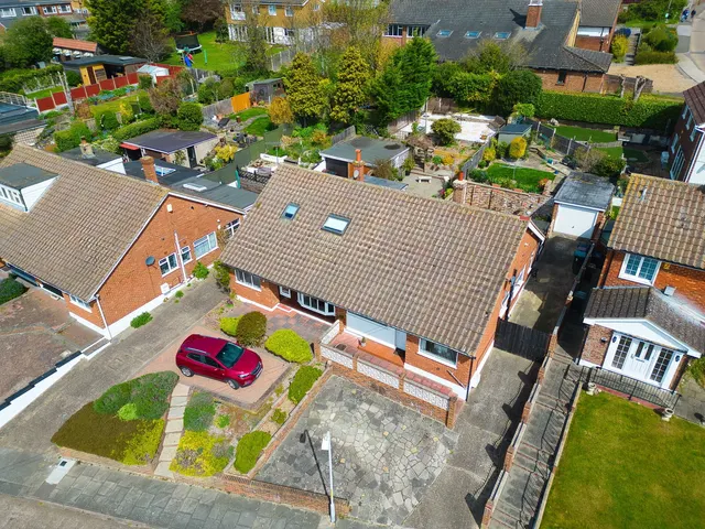 Photo 2 — Biddenden Way, Istead Rise, Gravesend, DA13
